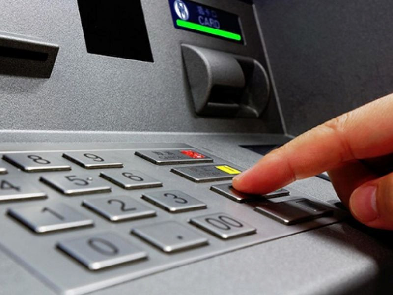 Cách giải quyết khi bị nuốt thẻ ATM 