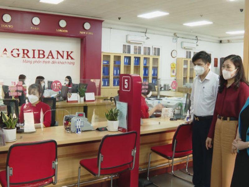 Khách hàng có thẻ tra cứu số tài khoản ngân hàng Agribank tại quầy giao dịch