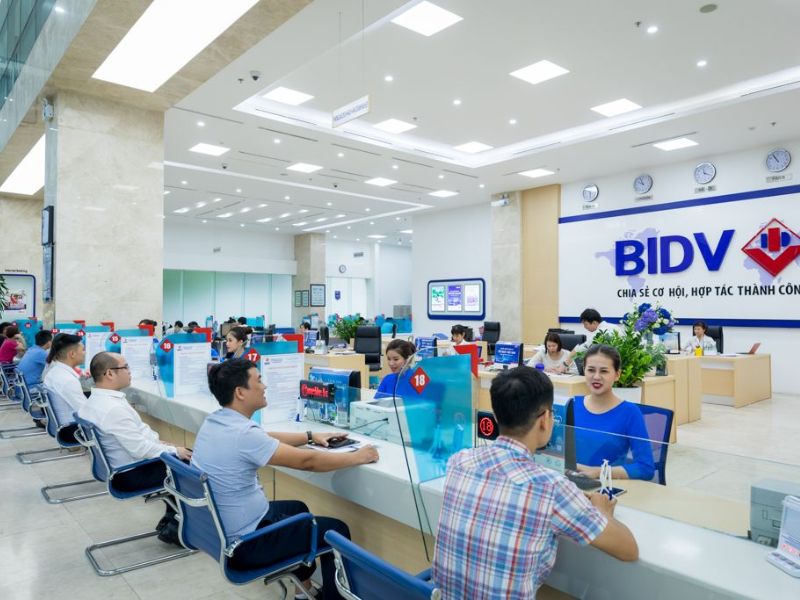 Khách hàng có thể thực hiện chuyển tiền tại quầy giao dịch BIDV