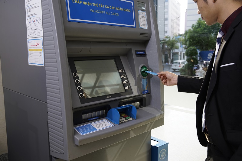 Kiểm tra số dư tài khoản tại cây ATM