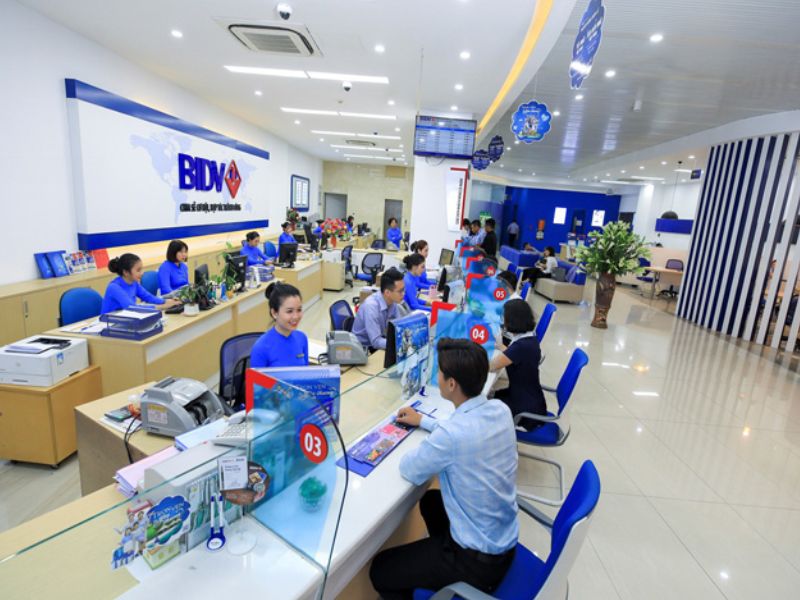 Khách hàng có thể đến quầy giao dịch của ngân hàng BIDV để kiểm tra số tài khoản