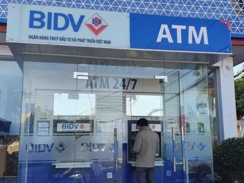 Khách hàng dễ dàng kiểm tra số tài khoản tại cây ATM