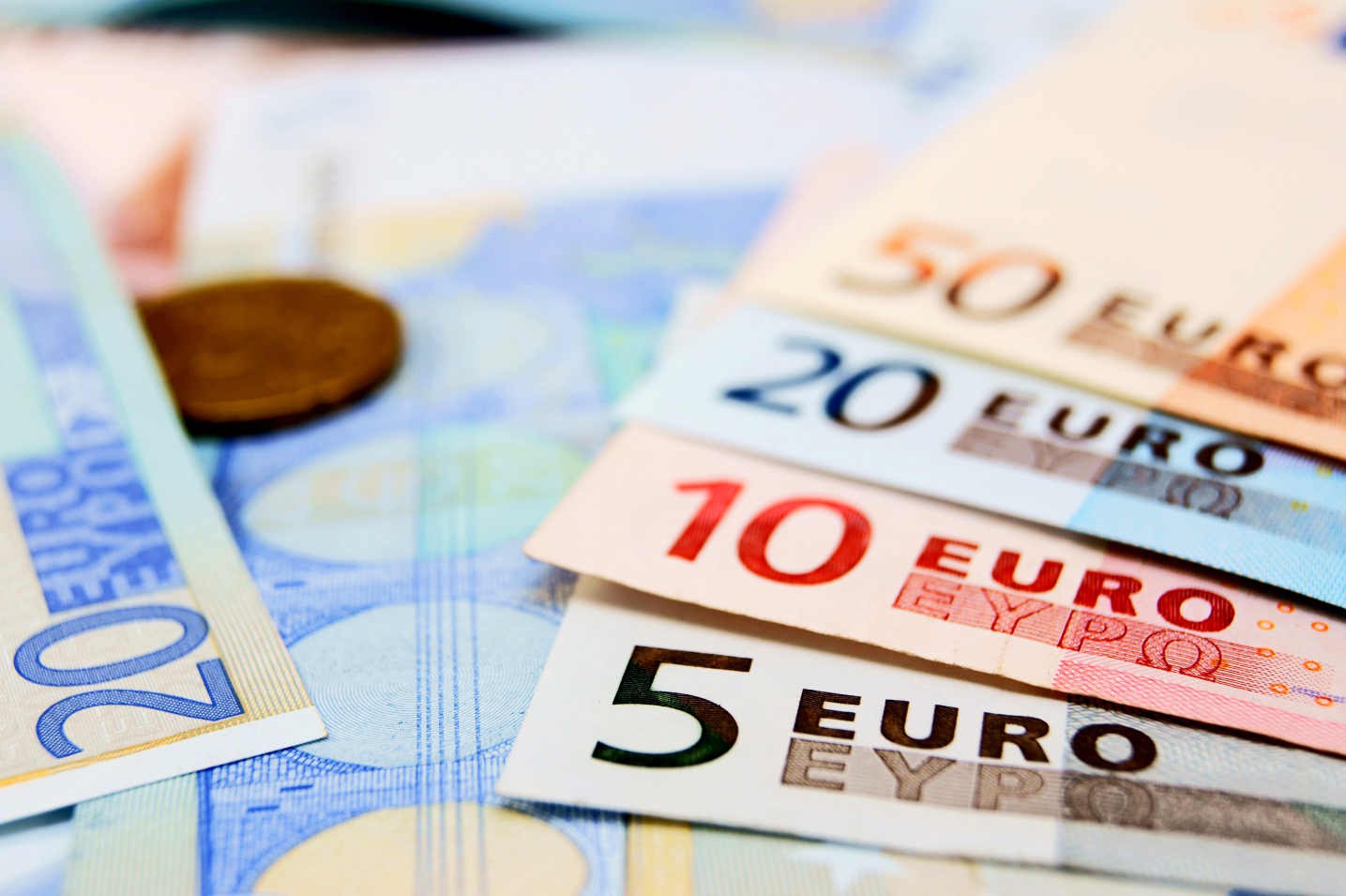Loại tiền Euro bằng giấy bao gồm các mệnh giá từ 5€ - 500€